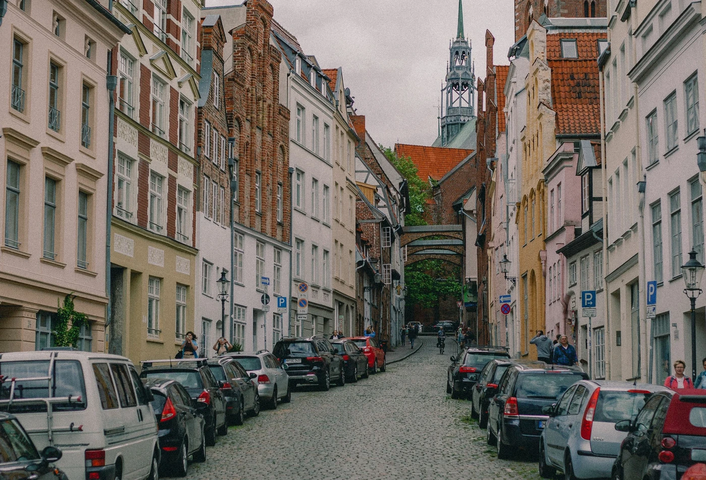 Jak odstranit auta z ulice a přitom zachovat evropskou městskou scénu – původní fotografie