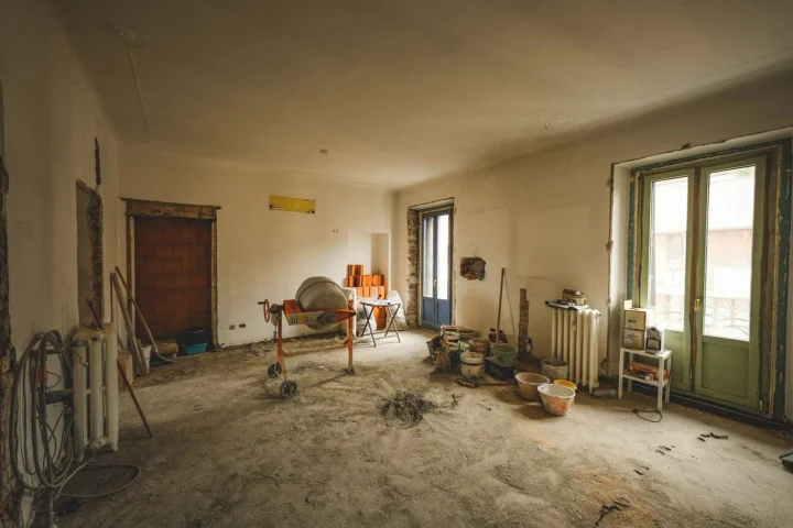 Ze staveniště hotová pracovna – před úpravou