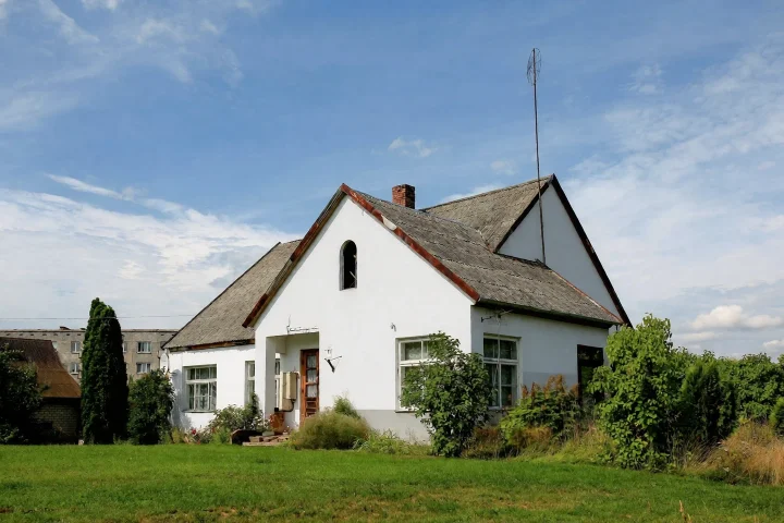 Oprýskaný dům s novou fasádou – po úpravě
