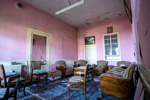 Zchátralý zařízený salon