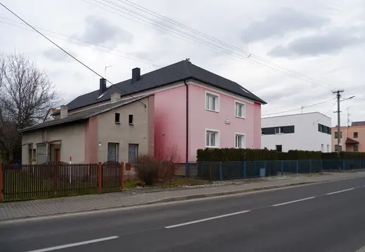 Unavená fasáda domu