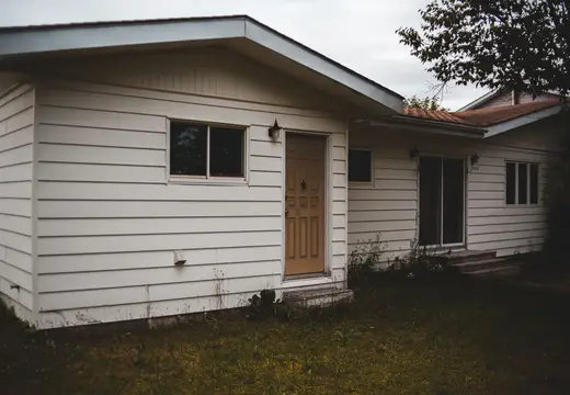 Neupravené okolí domu