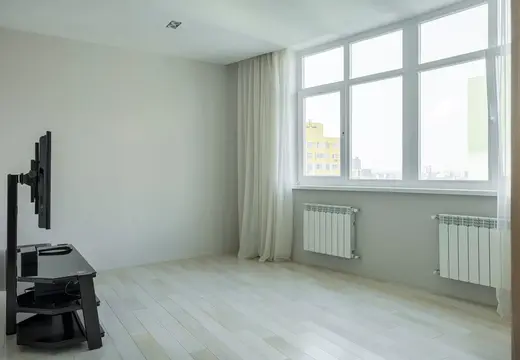 Řídce zařízený obývací pokoj